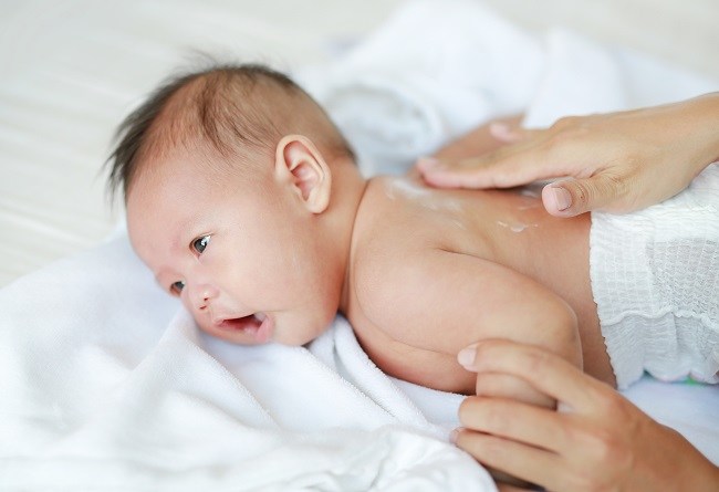 Rekomendasi Balsem Bayi yang Aman dan Nyaman untuk Kulit Bayi - Alodokter