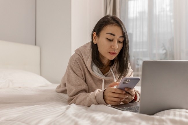 Chat Sex, Kenali Sisi Positif dan Negatifnya di Sini - Alodokter