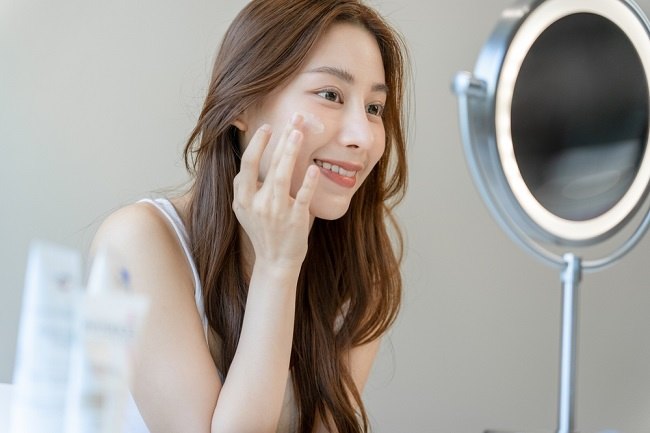 gambar cara membersihkan wajah setelah makeup