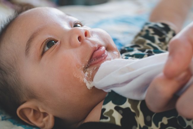 Ini Posisi Tidur Bayi agar Tidak Gumoh - Alodokter