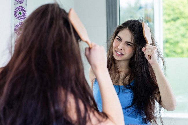 6 Cara Mengatasi Rambut Mengembang yang Efektif - Alodokter