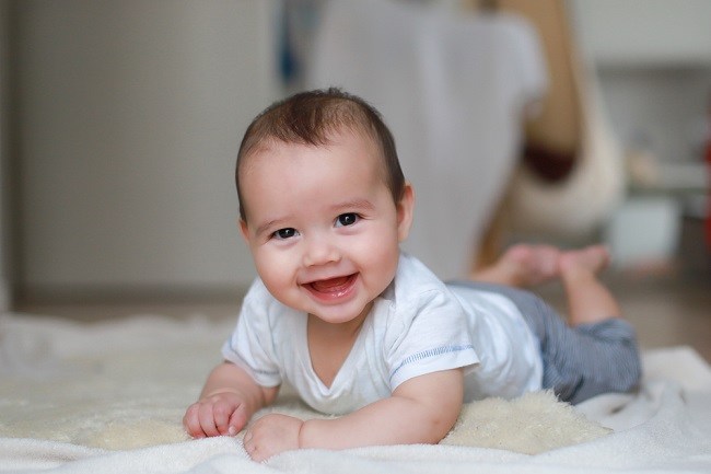 Perkembangan Bayi 5 Bulan dan Cara Tepat Mengoptimalkannya - Alodokter
