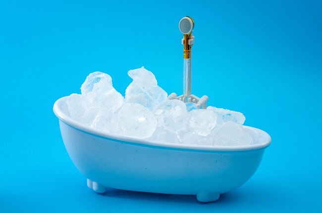 Ice Bath, Kenali Manfaat dan Resikonya untuk Kesehatan - Alodokter