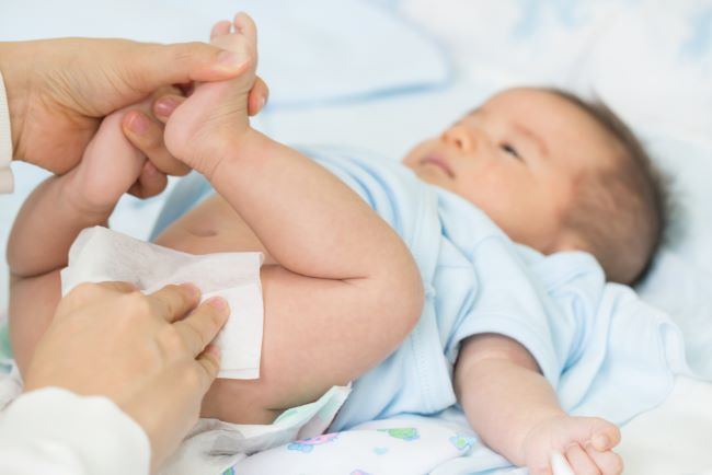 Feses Bayi Berwarna Gelap, Bahaya atau Tidak, ya? - Alodokter