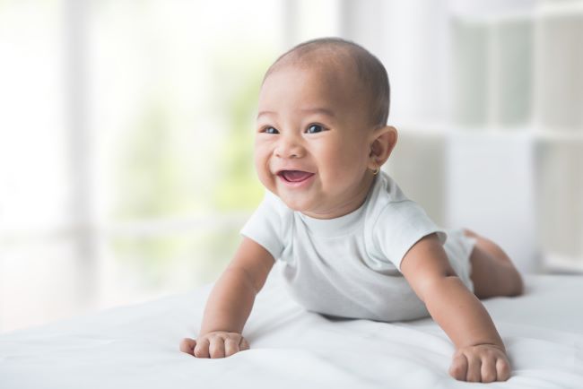 Umur Berapa Bayi Bisa Tengkurap, Ketahui Tahapan dan Cara Melatihnya - Alodokter