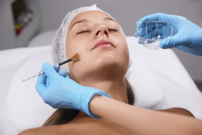 Wajah Cantik Bersinar dengan Peeling Wajah - Alodokter