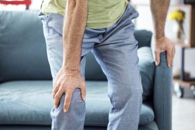 Lutut Sakit Saat Mau Berdiri, Ketahui Penyebab dan Pengobatannya - Alodokter