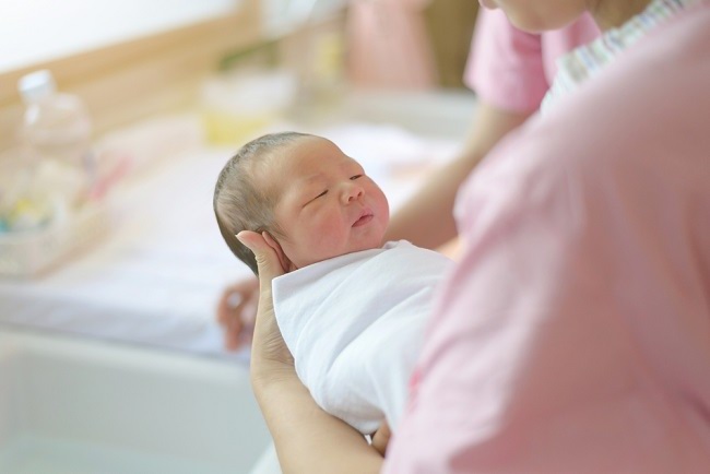 Perkembangan Bayi 1 Bulan, Mulai Bisa Mengenali Suara di Sekitarnya - Alodokter