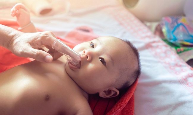 Beginilah Cara Membersihkan Lidah Bayi yang Putih - Alodokter