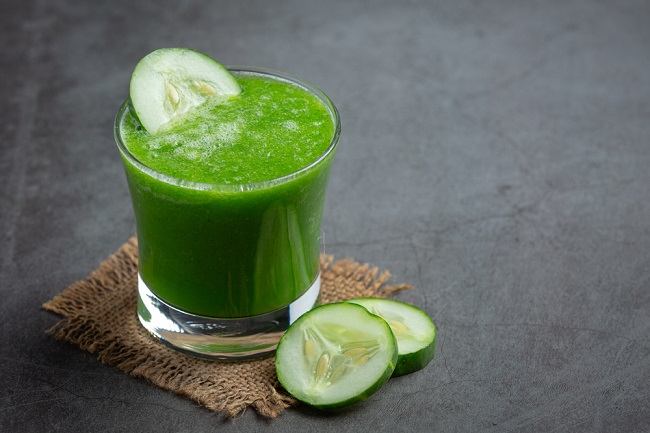 Manfaat Timun segar ditumpuk rapi di pasar, menonjol dengan warna hijau cerahnya yang menandakan kesegaran dan kandungan air tinggi yang ideal untuk hidrasi