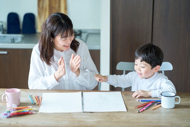 Ketahui Manfaat Memuji Anak dan Cara Tepat Melakukannya - Alodokter