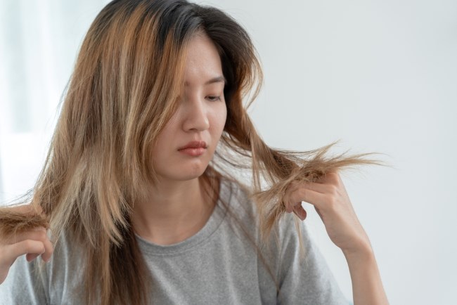 Rambut Kering, Inilah Ciri-Ciri, Penyebab, dan Cara Mengatasinya - Alodokter