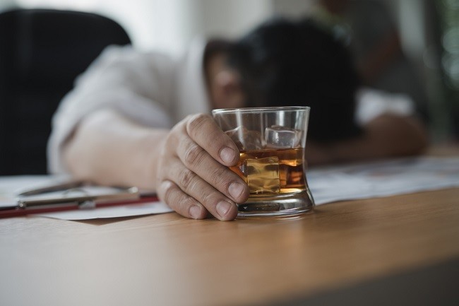 5 Cara Menghilangkan Mabuk Alkohol yang Efektif - Alodokter