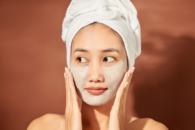 7 Produk Eksfoliasi Wajah yang Efektif Angkat Sel Kulit Mati - Alodokter