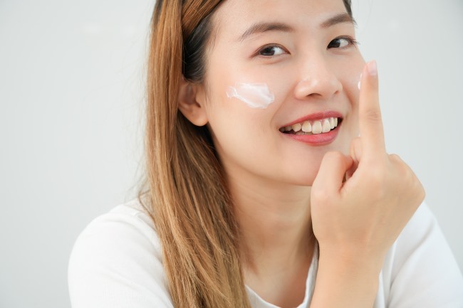 9 Pelembab Wajah untuk Kulit Kering dan Kusam yang Bagus - Alodokter