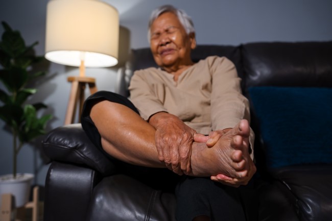 Kaki Kram di Malam Hari, Ini Penyebab dan Cara Efektif Mengatasinya - Alodokter