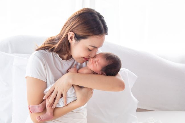 Bunda, Jangan Biarkan Orang Lain Asal Cium Bayi Baru Lahir - Alodokter