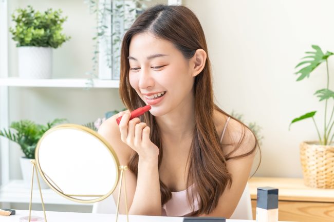 6 Lip Balm Terbaik untuk Atasi Bibir Kering dan Pecah-Pecah - Alodokter