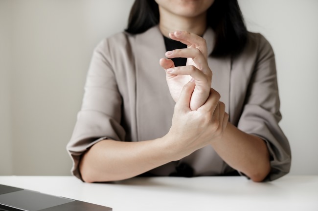 7 Cara Mengatasi Kesemutan di Tangan Paling Ampuh - Alodokter