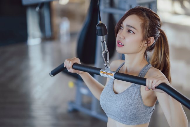 Lat Pulldown, Inilah Manfaat, Variasi Gerakan, dan Cara Melakukannya - Alodokter