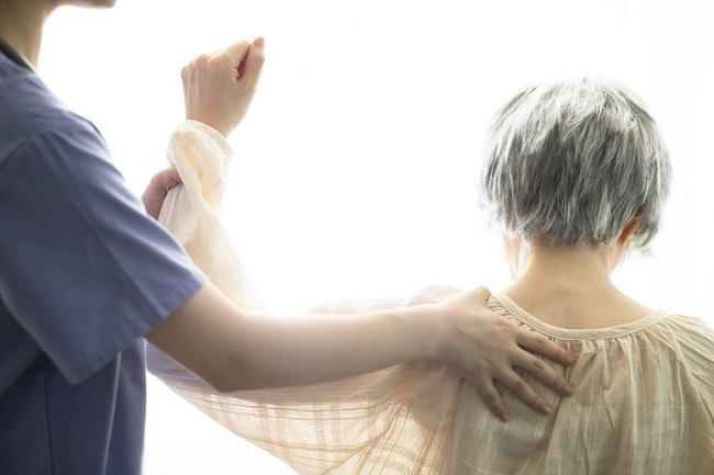 Pijat Geriatrik, Inilah 5 Manfaatnya untuk Lansia - Alodokter