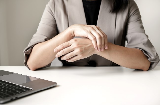 Tangan Sering Kesemutan, Kenali Penyebab dan Penanganannya yang Ampuh - Alodokter