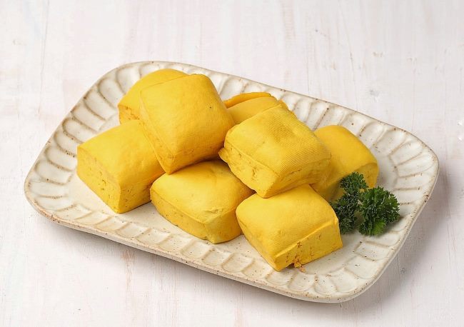 Tahu Kuning, Olahan Kedelai yang Kaya Nutrisi dan Manfaat - Alodokter