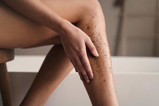 5 Body Scrub untuk Mencerahkan Kulit Kusam - Alodokter