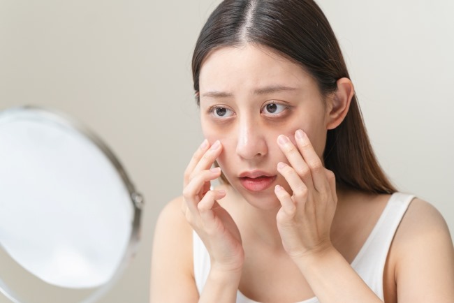 7 Cara Menghilangkan Kantung Mata yang Efektif - Alodokter