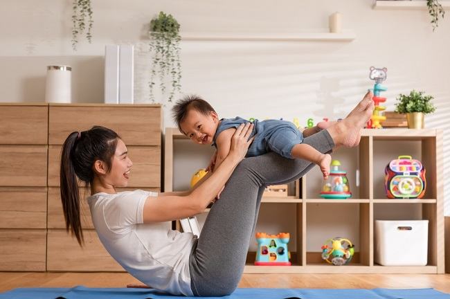 5 Olahraga Bersama Bayi yang Bisa Bunda Lakukan di Rumah - Alodokter