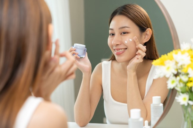 8 Moisturizer untuk Kulit Berminyak agar Bebas Jerawat - Alodokter