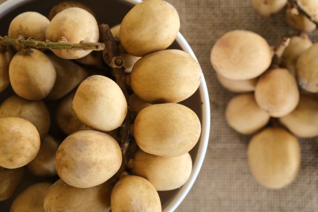 Buah Langsat, Inilah Nutrisi, Manfaat, dan Cara Mengonsumsinya - Alodokter