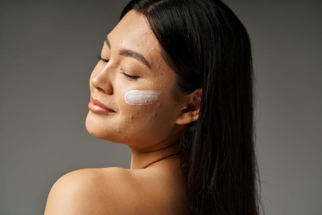 Apakah Sunscreen Bisa Menghilangkan Jerawat? Ini Penjelasannya - Alodokter