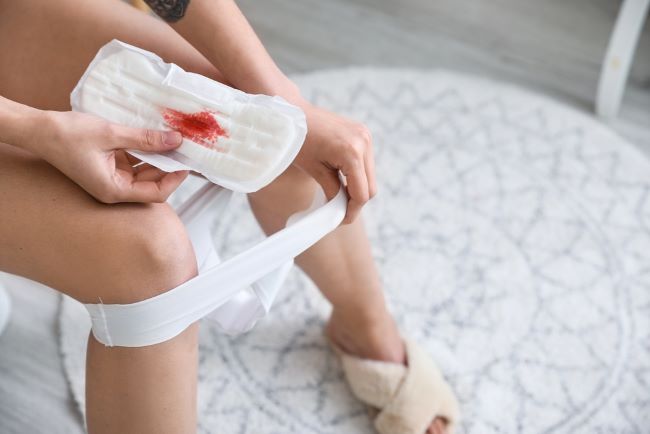 Apakah Pembalut Harus Dicuci sebelum Dibuang? Ini Faktanya - Alodokter