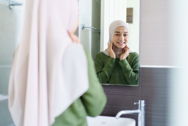 7 Cara Merawat Rambut Wanita Berhijab agar Tetap Sehat - Alodokter