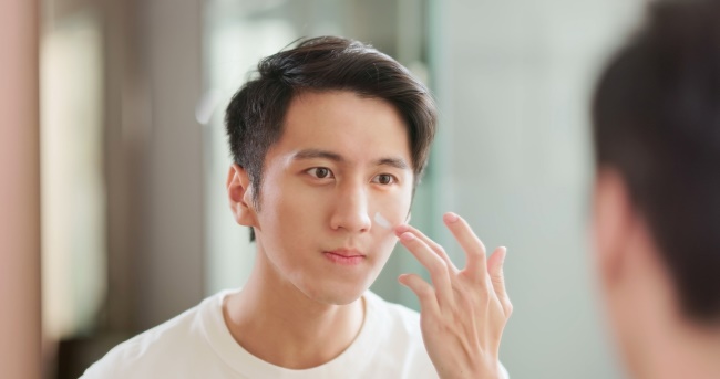 10 Sunscreen untuk Laki-laki yang Bagus dan Mudah Ditemukan - Alodokter