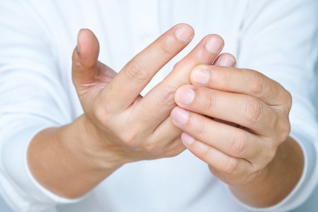 6 Cara Menghilangkan Kebas di Ujung Jari - Alodokter
