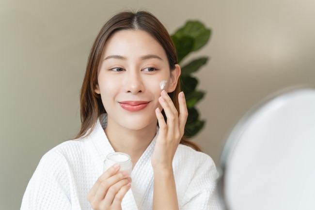 7 Cara Menghilangkan Flek Hitam di Pipi yang Ampuh - Alodokter