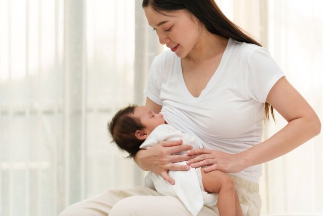 Bayi Berkeringat Saat Menyusu, Normalkah? Ini Penjelasannya - Alodokter