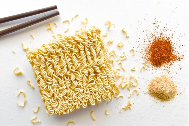 Makan Mie Instan Mentah Saat Hamil, Apakah Boleh? - Alodokter