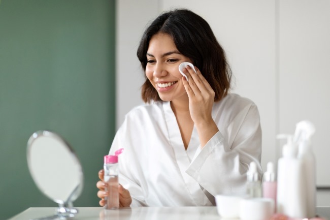 5 Perbedaan Toner dan Micellar Water untuk Wajah - Alodokter