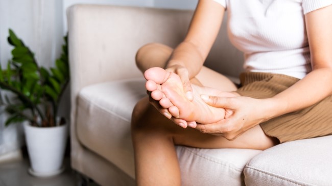 Telapak Kaki Terasa Tebal dan Kesemutan, Kenali Penyebab dan Penanganannya - Alodokter
