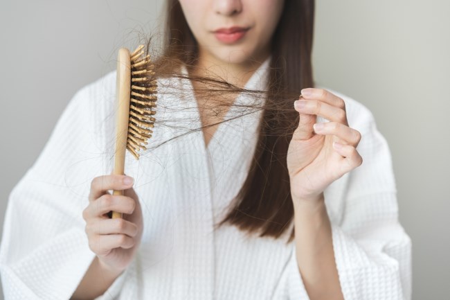 Normalnya Rambut Rontok 6 Akibat Rambut Rontok yang Perlu Diwaspadai - Alodokter
