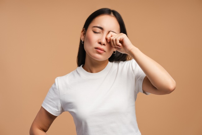 7 Cara Mengatasi Mata Gatal yang Aman dan Efektif - Alodokter