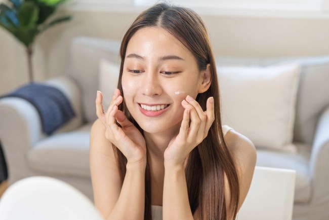 8 Tabir Surya untuk Wajah Agar Kulit Sehat dan Berseri - Alodokter