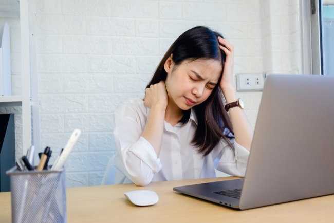 Leher Bagian Belakang Sakit dan Kepala Pusing, Inilah Penyebab dan Cara Mengatasinya - Alodokter