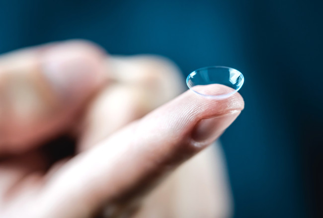 Apa Perbedaan Kacamata dan Lensa Kontak? Simak Jawabannya di Sini! - Alodokter