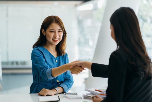First Impression, Kunci Sukses dalam Hubungan dan Karier - Alodokter