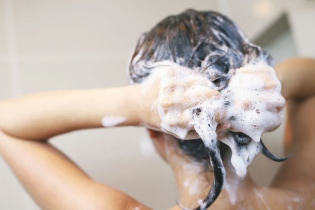 Gonta-Ganti Sampo, Amankah untuk Rambut? - Alodokter