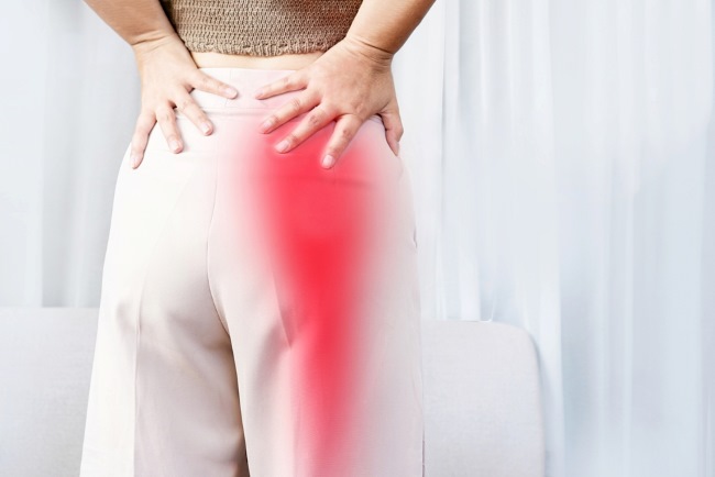 Nyeri Punggung Bawah yang Menjalar ke Kaki, Kenali Penyebab dan Penanganannya - Alodokter